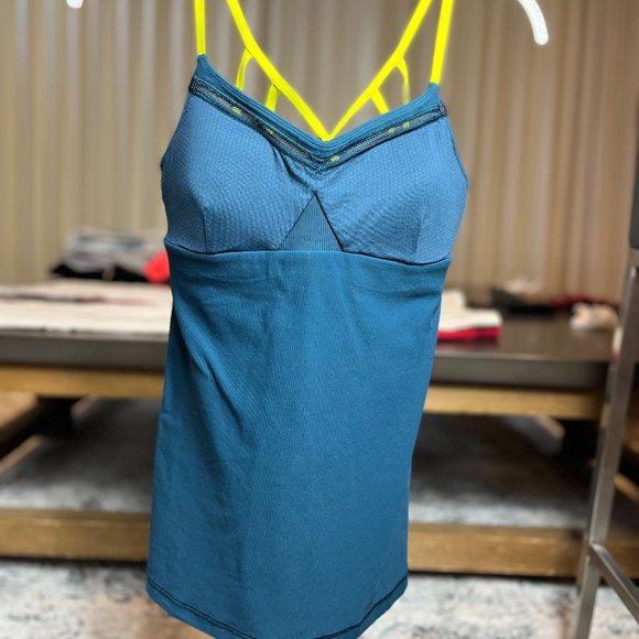 Lululemon - Blue With hot Green bands Sports blouse size 6 - Picture 1 of 2